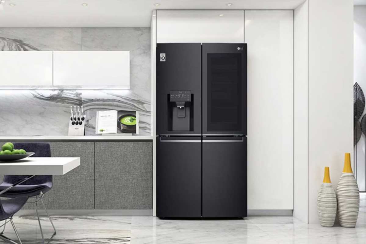 un frigo doppio all'interno di una cucina