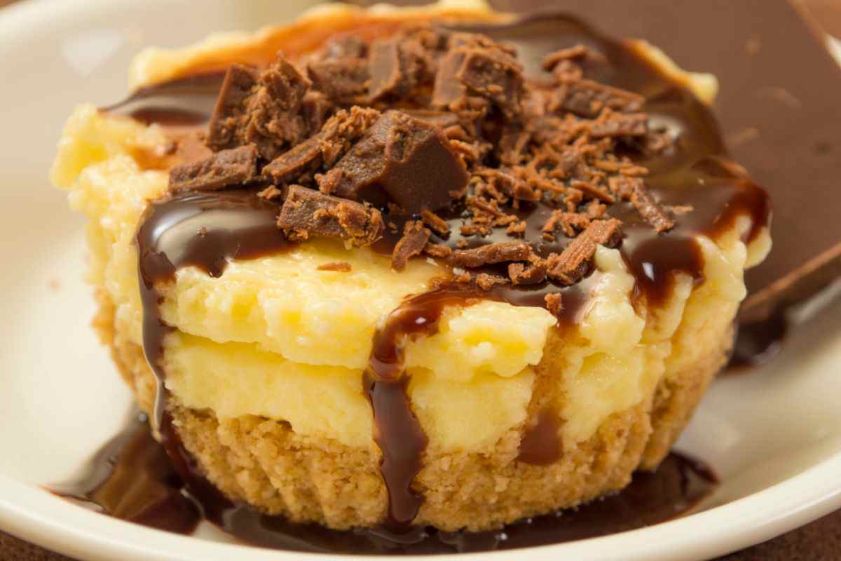 Con la crema e il cioccolato ho preparato il dolce della domenica, delle deliziose e cremose mini-cheesecake