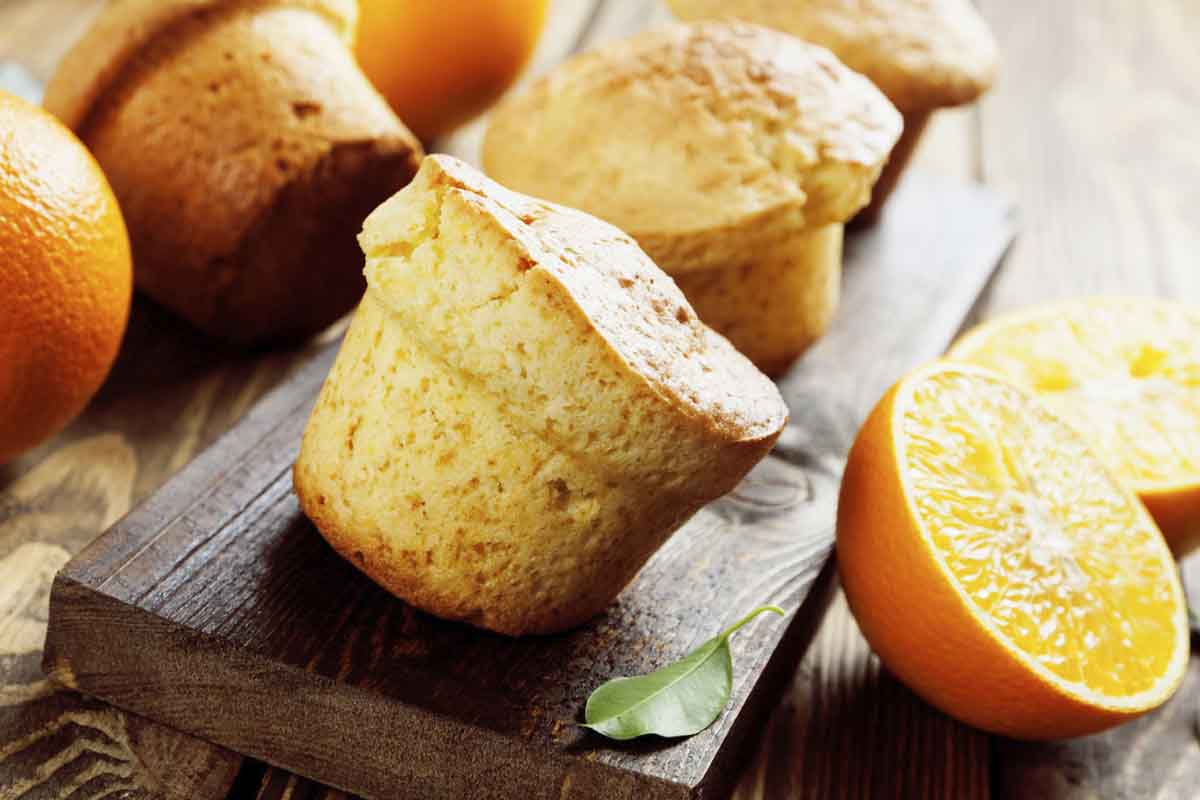 Usa le ultime arance che hai in frigo per fare questi dolcetti: morbidissimi, si mangiano che é un piacere