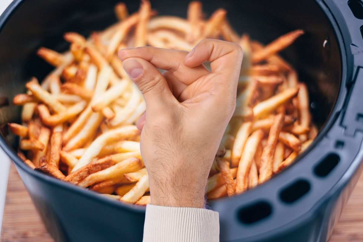 Patatine croccanti e sottili ma senza frittura: il trucco per la friggitrice ad aria