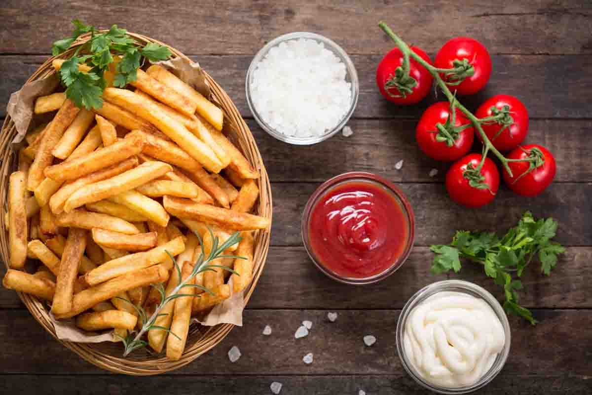 Patate fritte veramente croccanti ed asciutte: con la ricetta del famoso chef non sbagli mai, il tocco da maestro che ti svolterà la vita