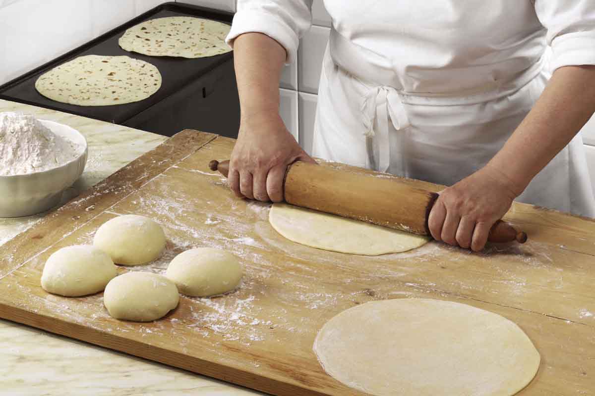 Perfetta per una cena veloce, la farcisci con quello che hai in frigo: la piadina te la fai a casa con pochissimi ingredienti