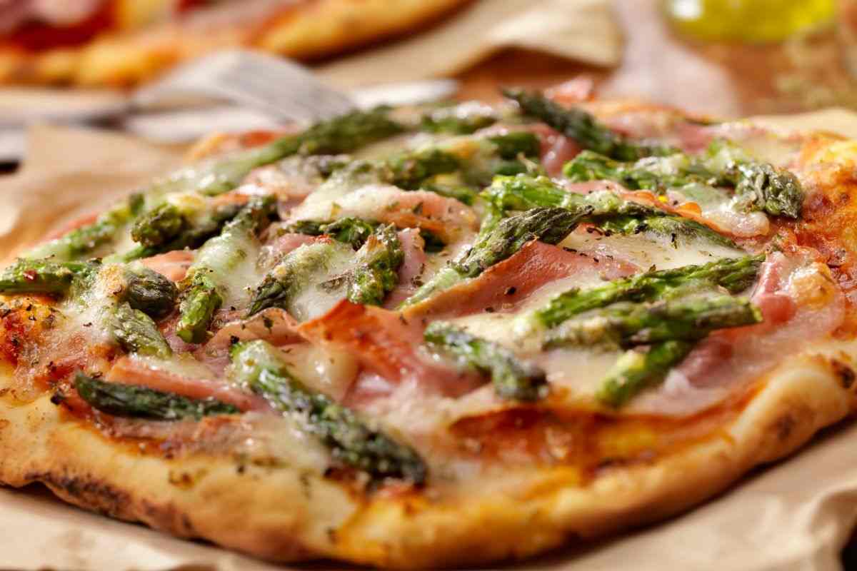 Ho preparato la pizza fatta in casa e l’ho condita con asparagi e prosciutto crudo, una goduria per il palato