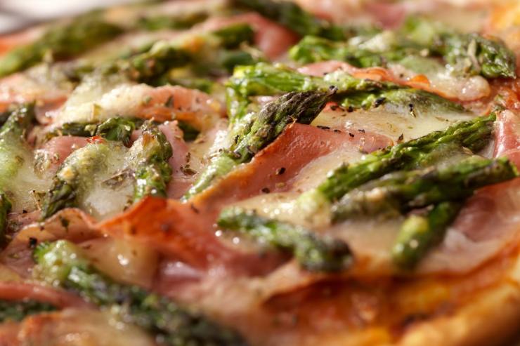 pizza con asparagi e prosciutto ricetta