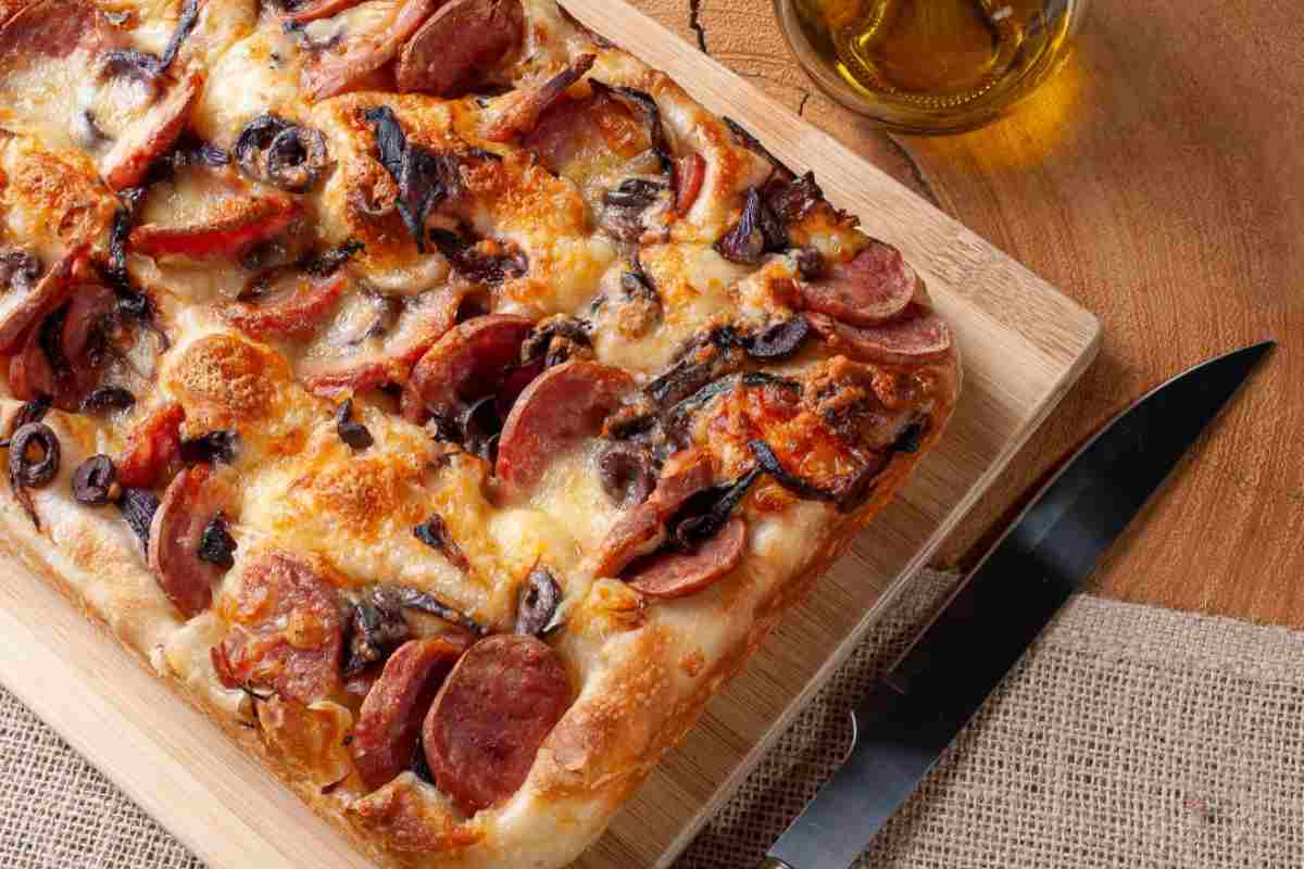 Pizza dal sapore intenso, l’ho condita con salame, olive e cipolla