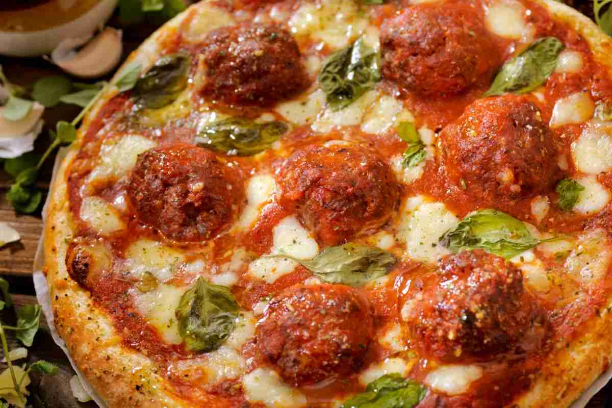 Una pizza margherita fatta in casa così buona non l’avevo mai mangiata, aggiungi le polpette e il successo è assicurato