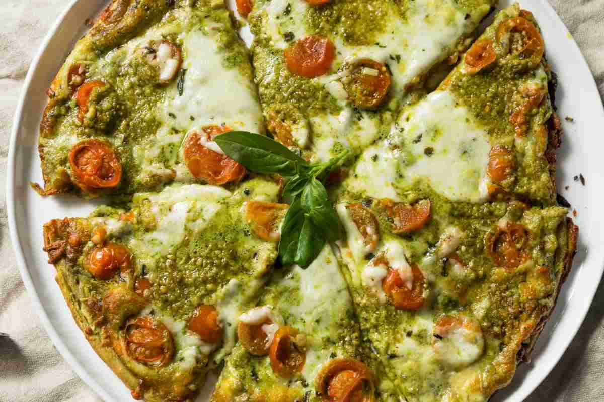 Con il pesto di basilico ho preparato un condimento sfizioso per la pizza fatta in casa