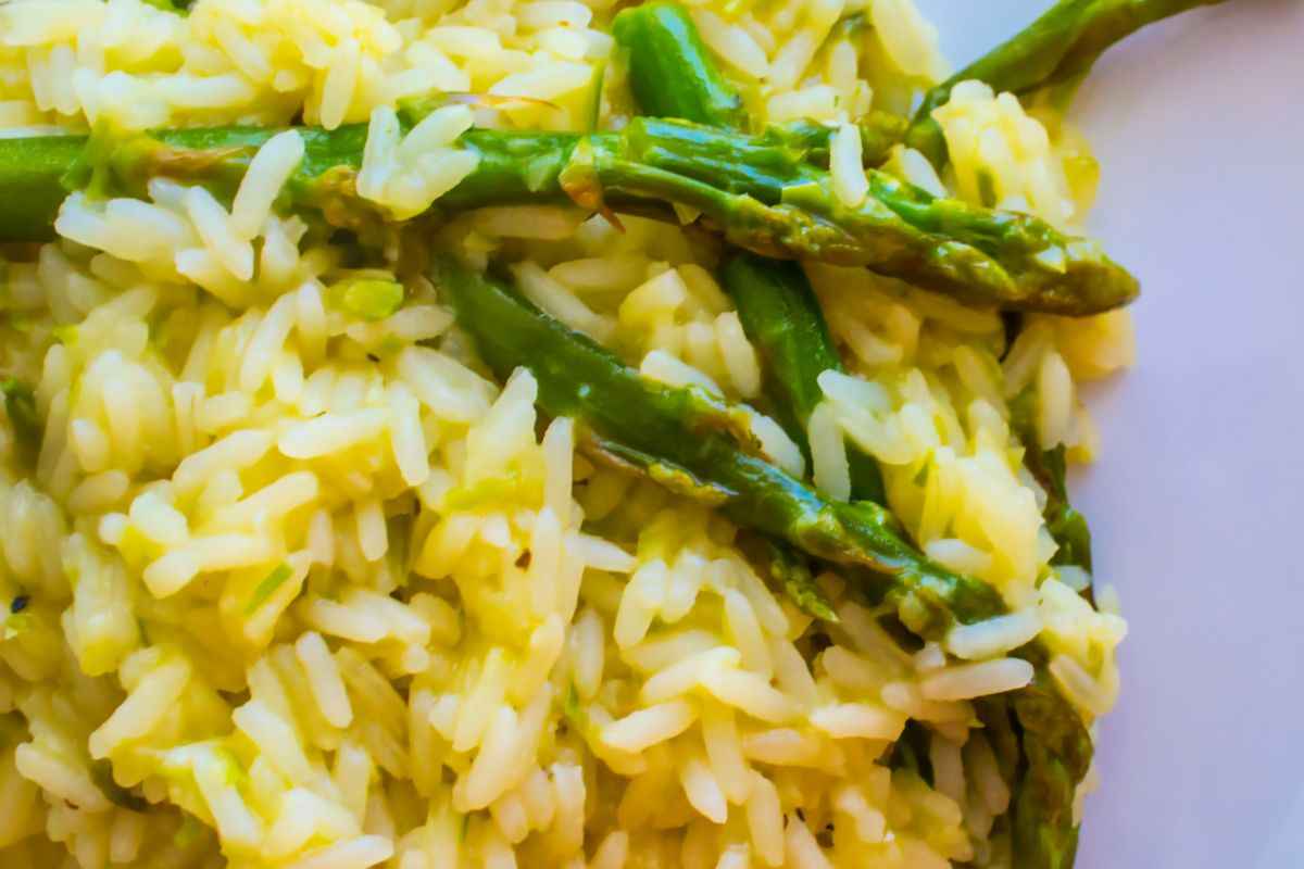 Gli asparagi e il limone sono la coppia perfetta per preparare questo delizioso risotto