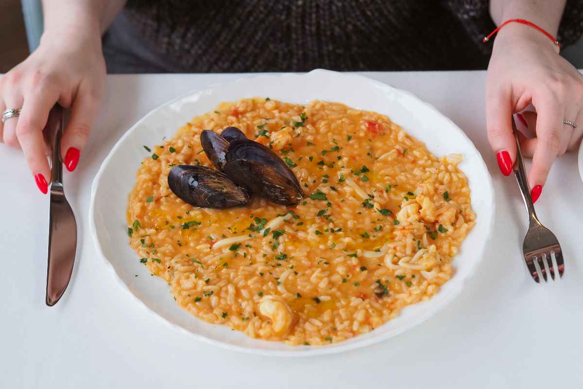 Peppe Guida ci spiega come fare un risotto con gli ‘avanzi’ di mare: sarà di una bontà unica