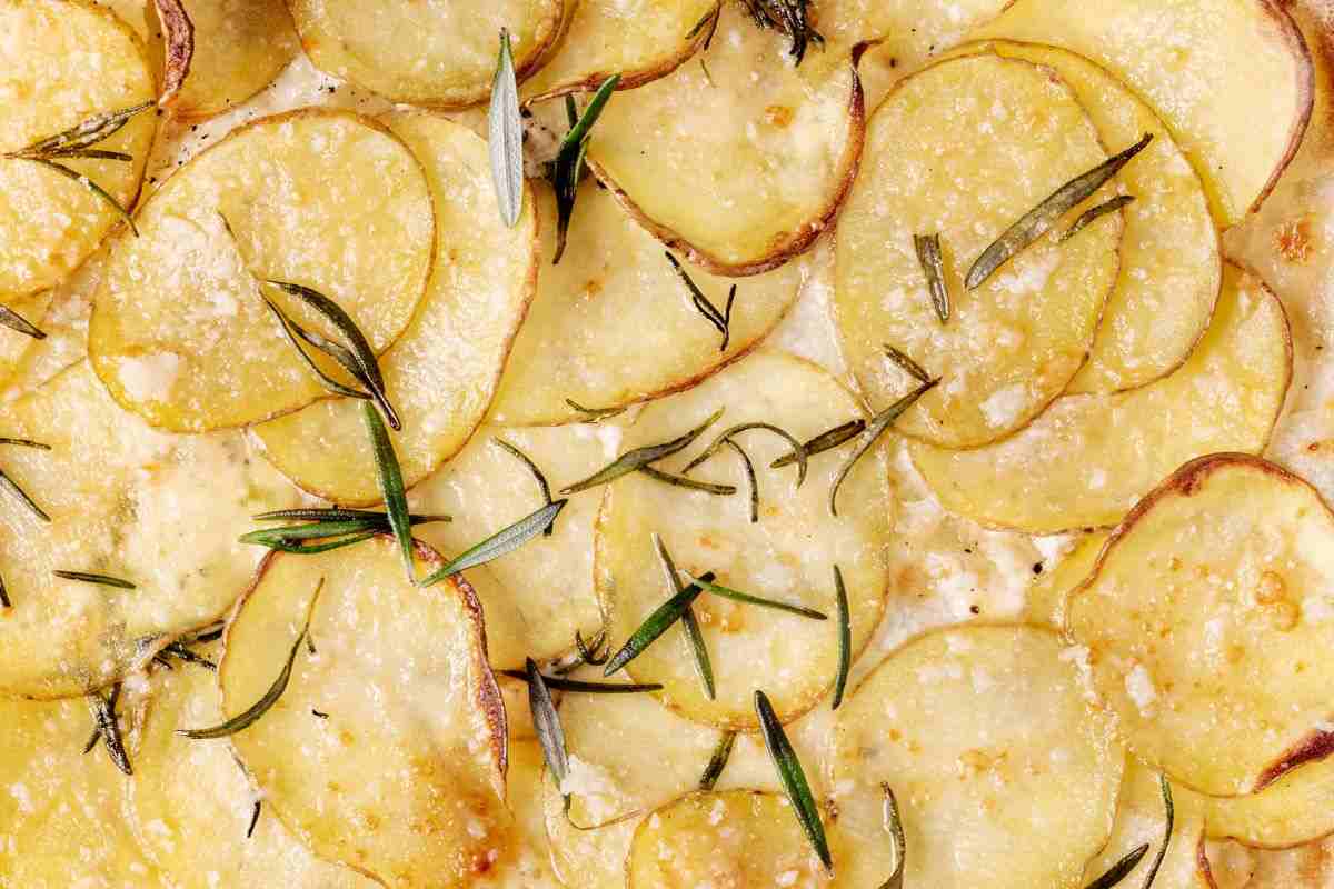 Schiacciata di patate velocissima, mamma che croccante! Sonia Peronaci ci regala la sua ricetta perfetta