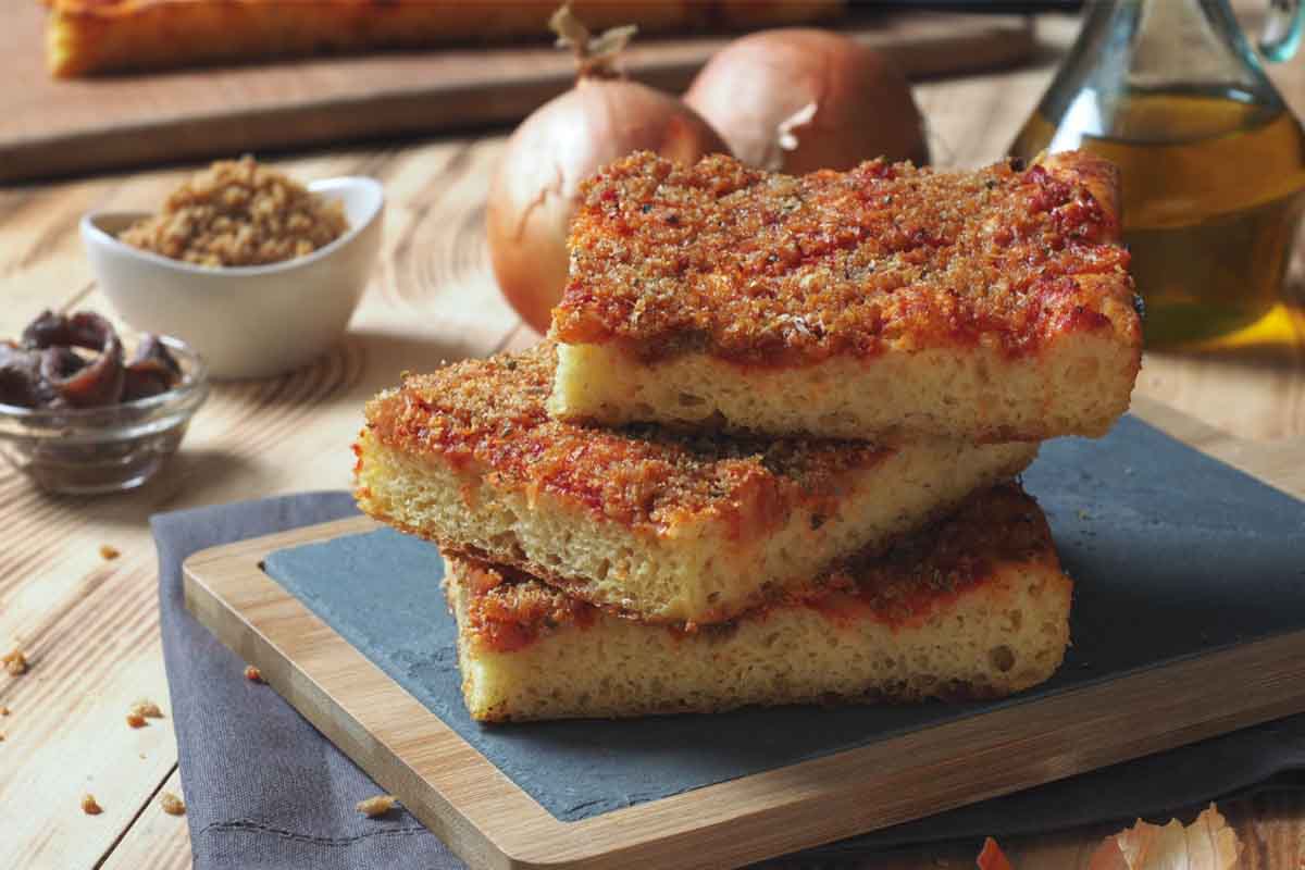 Diffida dalle imitazioni: lo sfincione palermitano vero lo fai solo con questa ricetta segreta, è una bontà