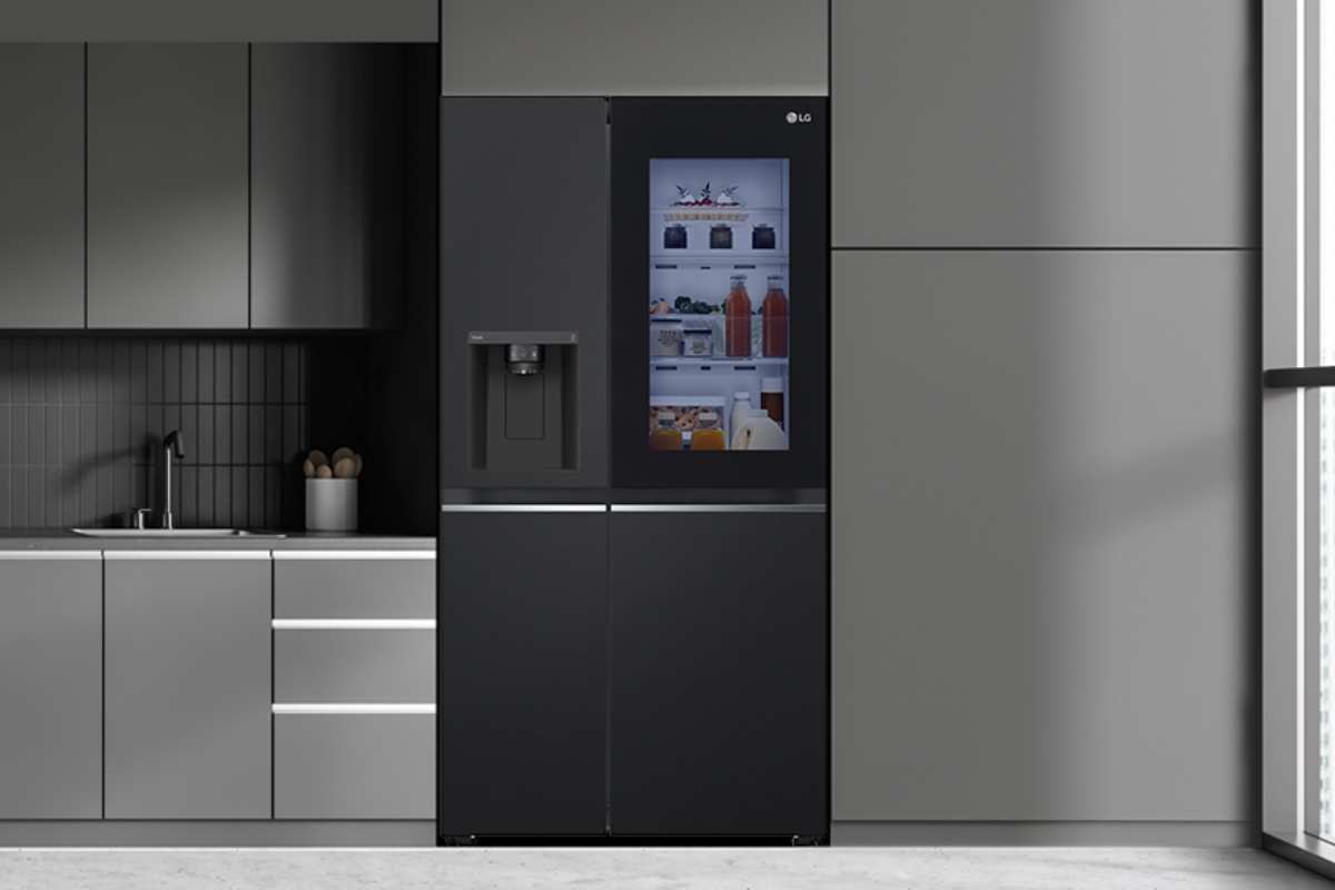 un frigo con doppia porta di cui una trasparente in una cucina