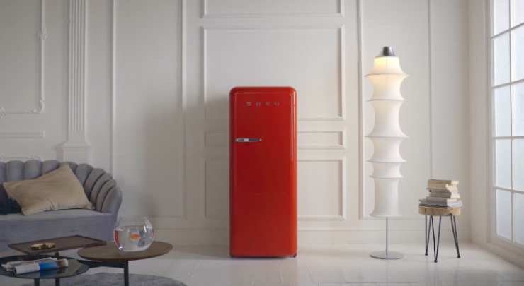 frigorifero rosso di desing in un salotto