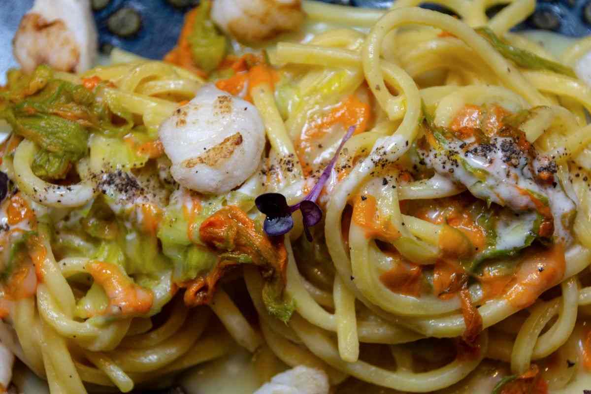 spaghetti con fiori di zucca e burrata ricetta
