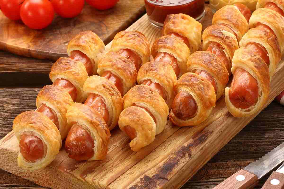 I würstel roll fatti in casa sono perfetti per un buffet