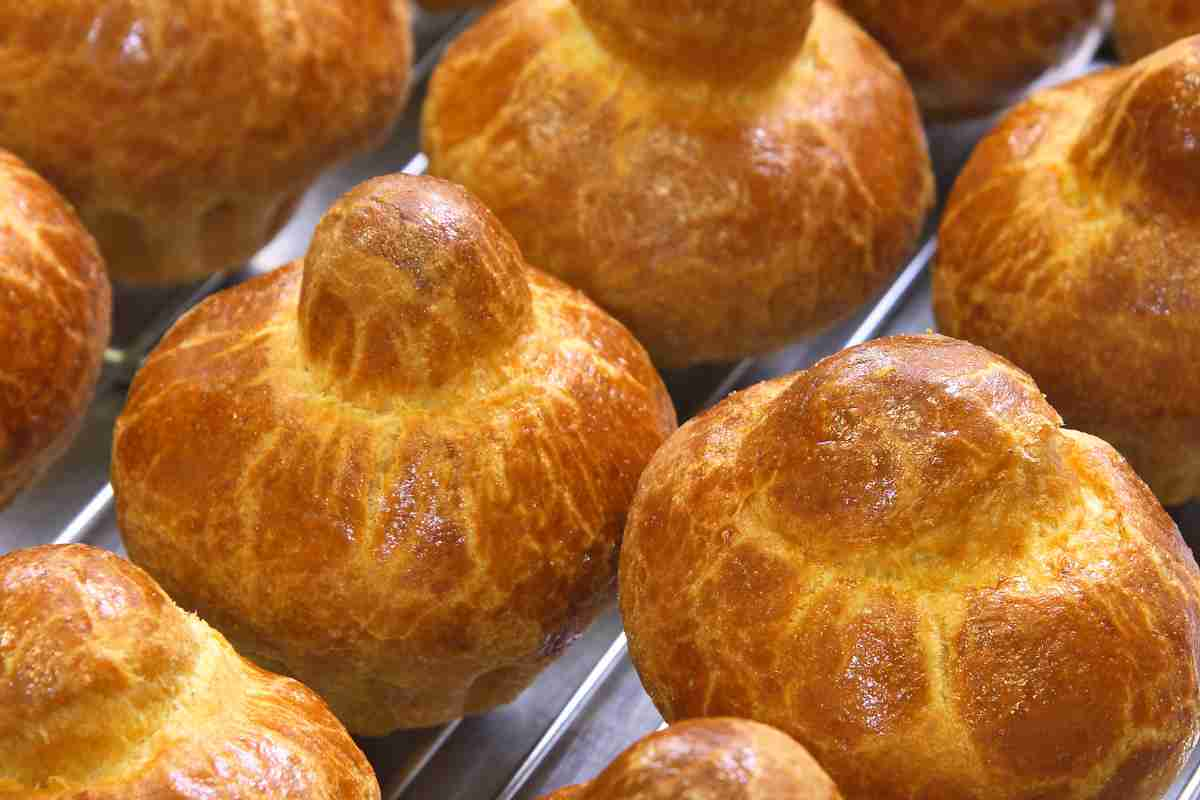 Brioche col tuppo senza burro su una gratella