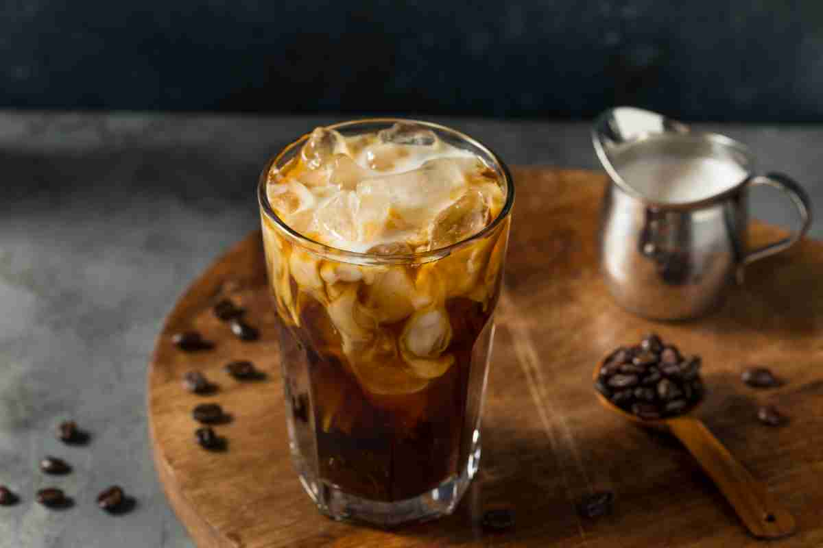 Caffè shakerato su un vassoio con chicchi di caffè