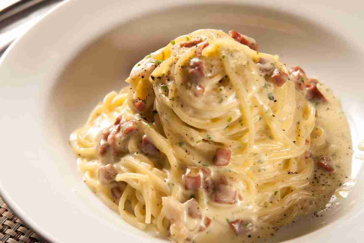 Pasta, panna e uova: un primo così facile e gustoso lo prepari solo con questa ricetta