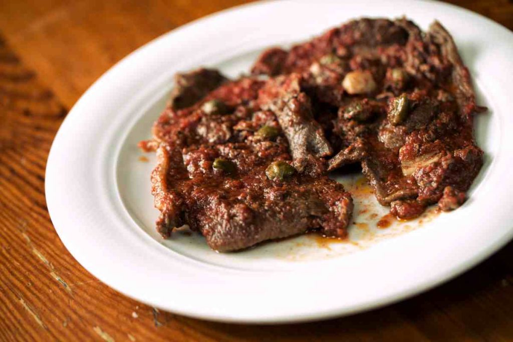 Carne alla pizzaiola in un piatto
