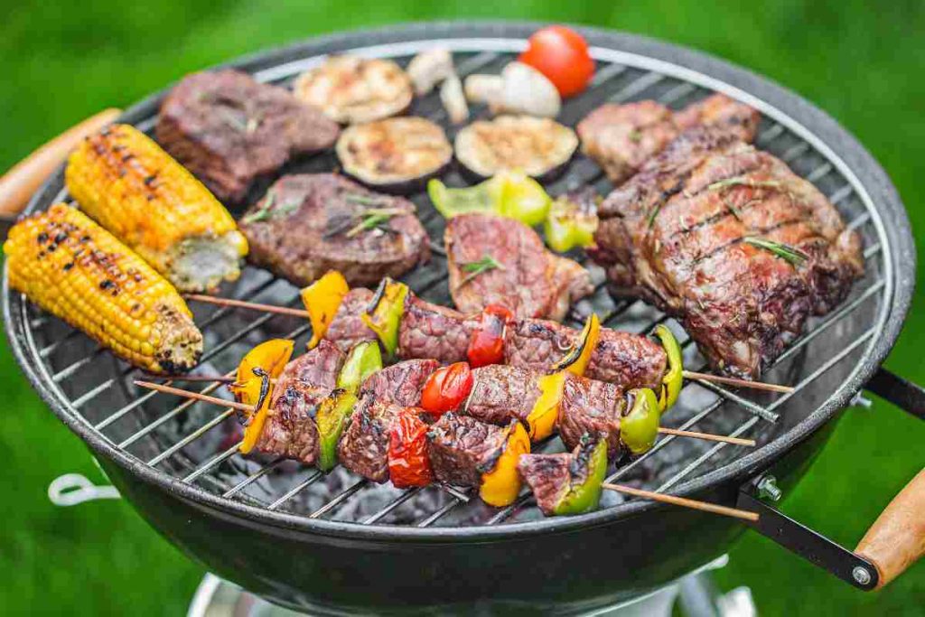 Carne in cottura su un barbecue rotondo