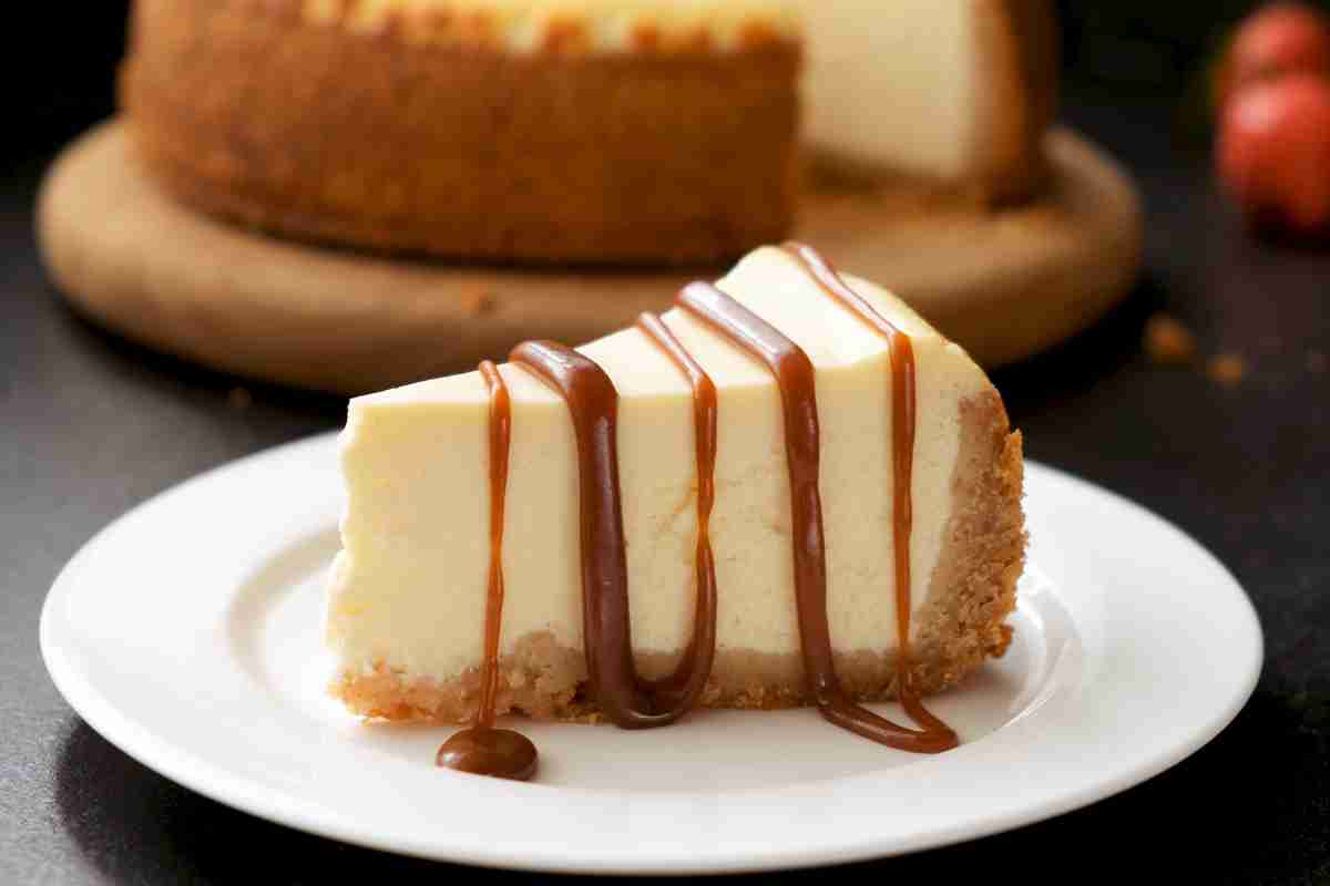 cheesecake allo yogurt con salsa al caramello