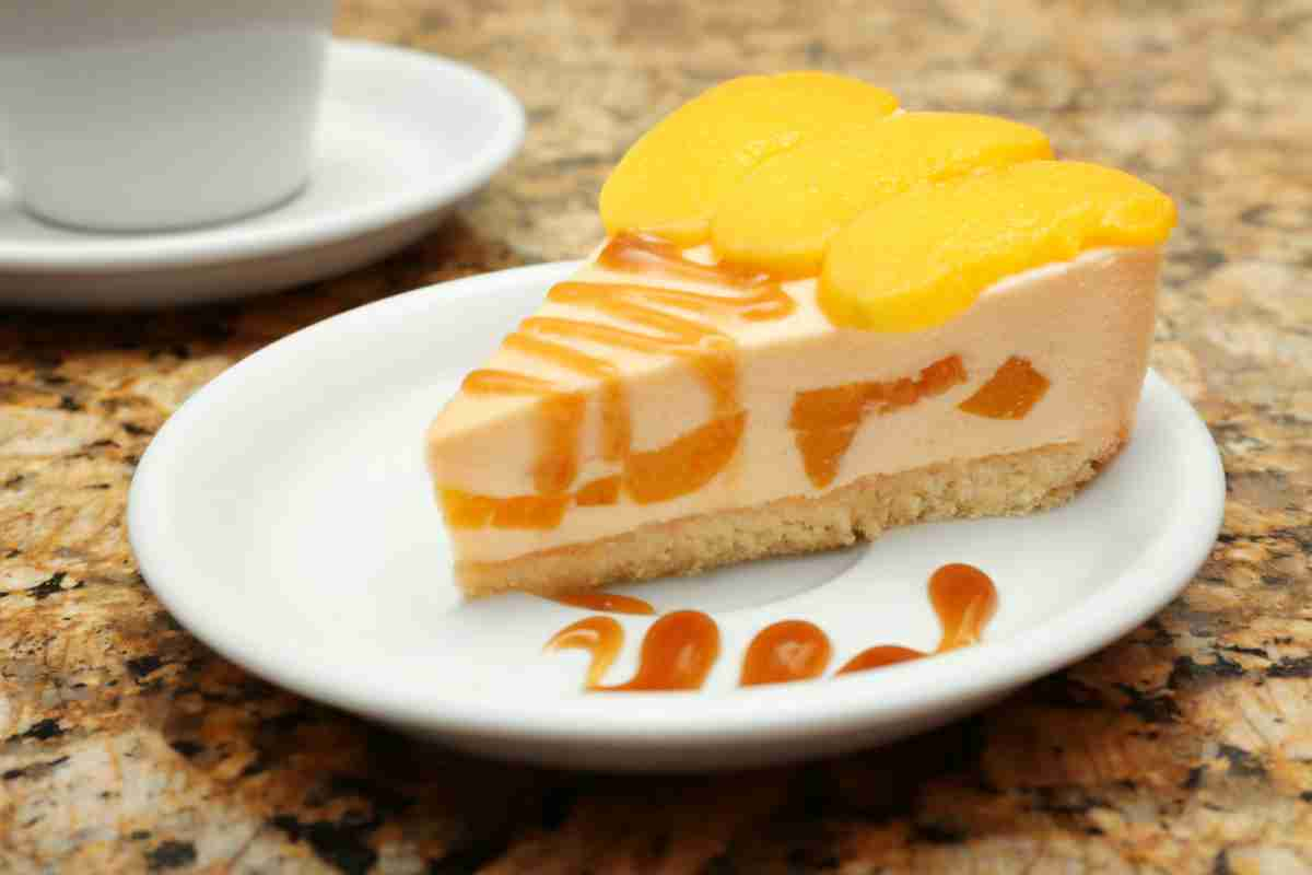 fetta di Cheesecake con pesche fresche