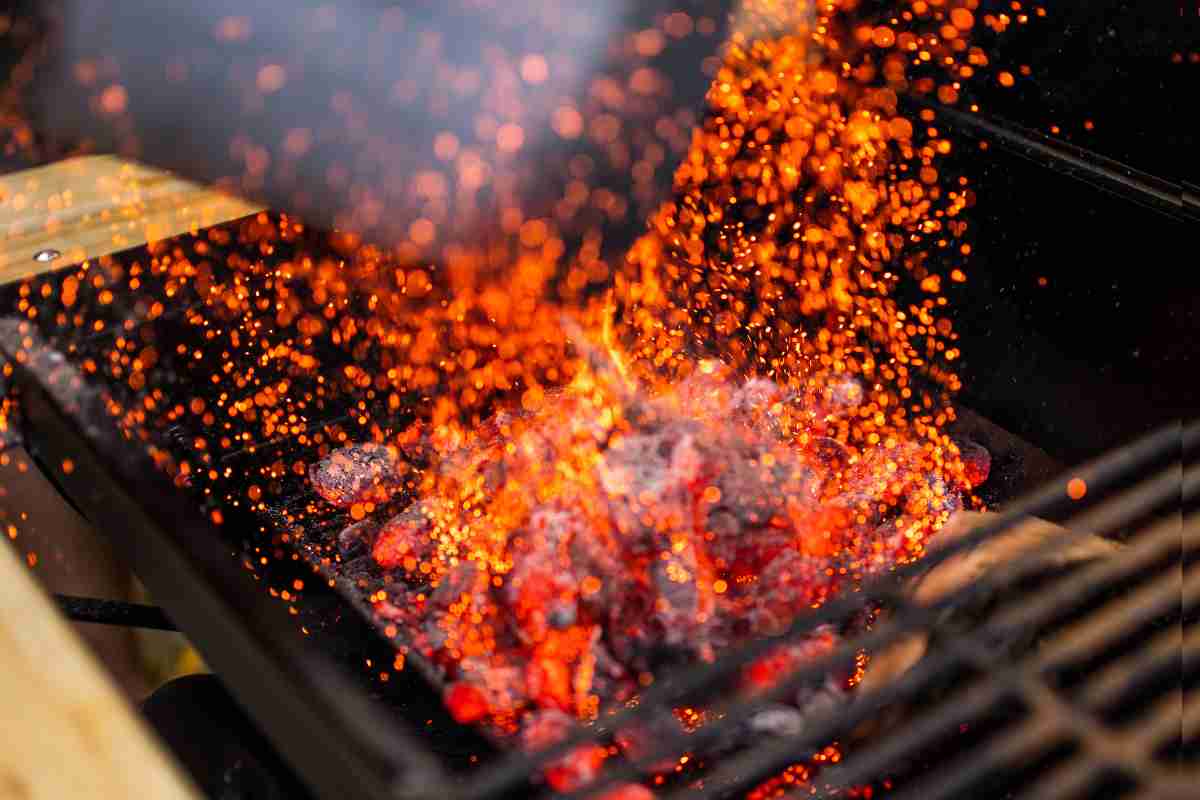 barbecue con carbonella rovente