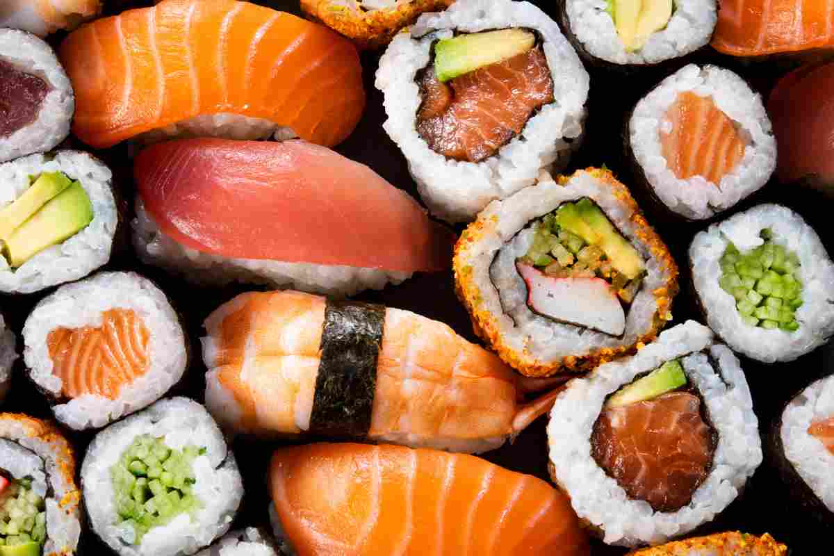 diversi tipi di sushi su un vassoio di ardesia