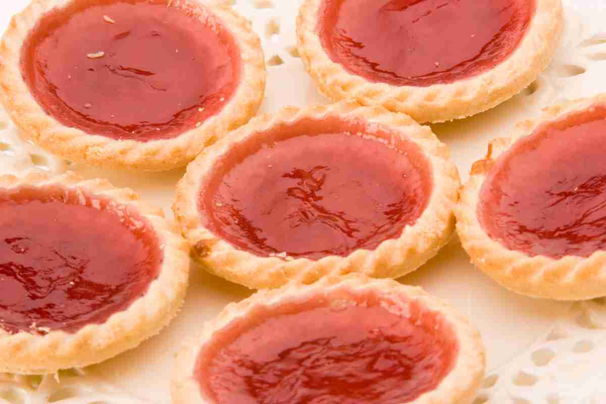 Crostatine alla fragola in un vassoio