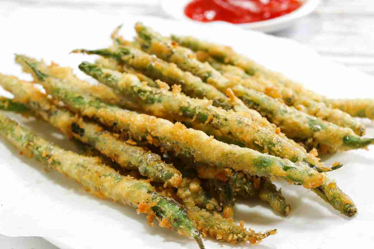 Fagiolini fritti su un piatto bianco