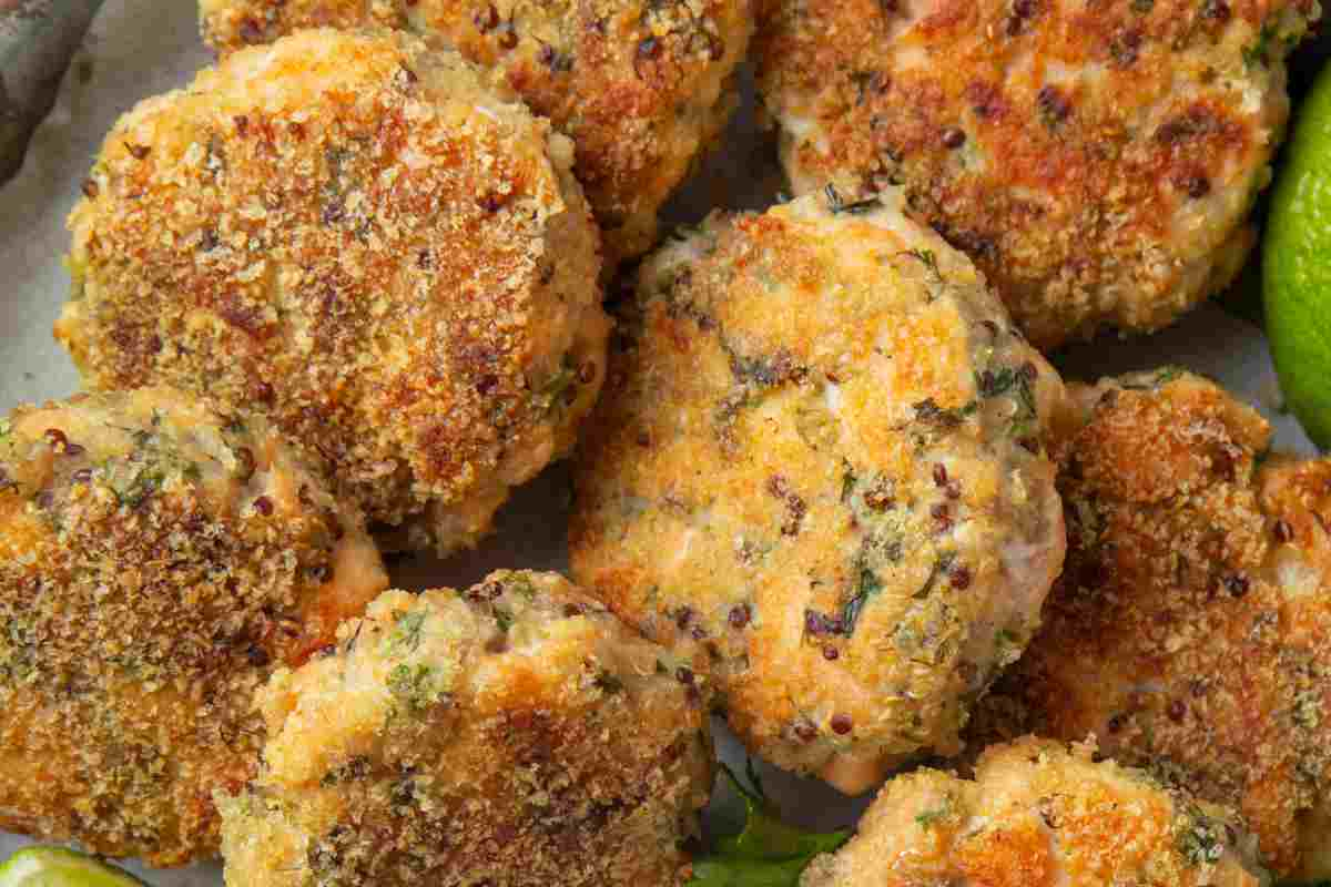 Frittelle di quinoa e salmone in un piatto