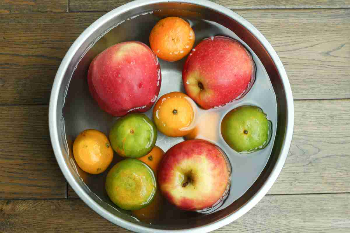 come eliminare i pesticidi da frutta e verdura