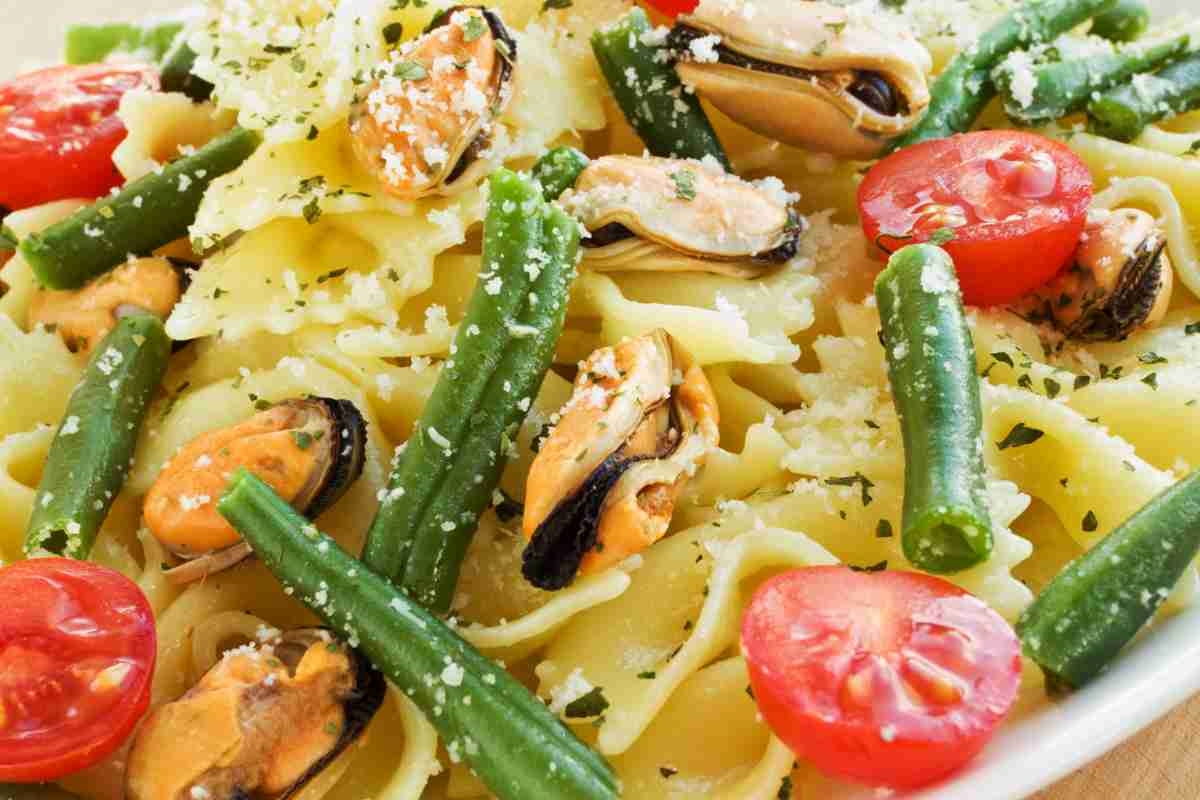 Insalata di pasta con cozze fagiolini e pomodorini