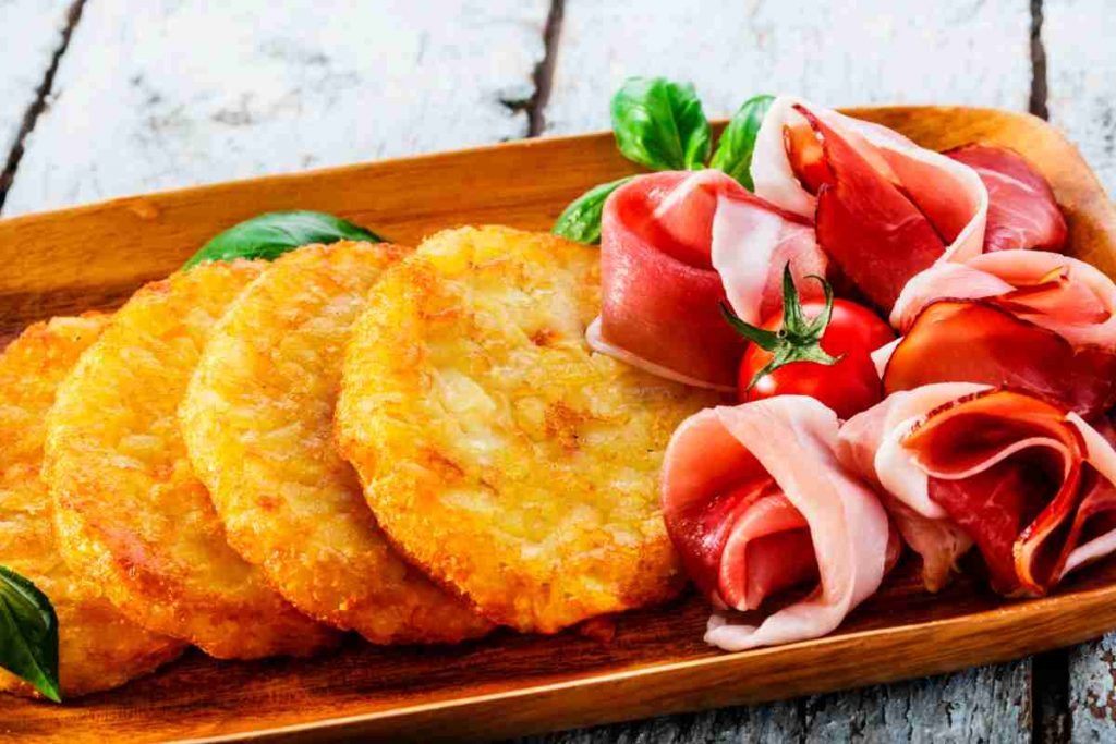 vassoio con medaglioni di patate e fette di pancetta 