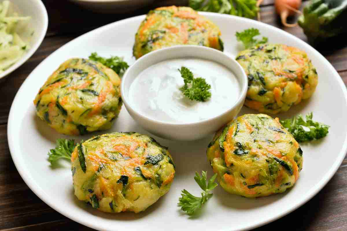 Medaglioni di zucchine e carote, la ricetta dell’estate per un piatto saporito e veloce