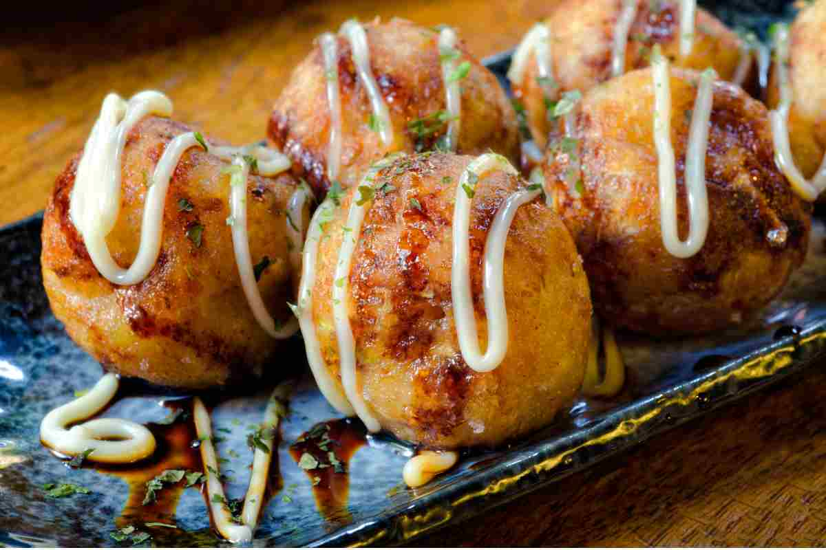 polpette di moscardini con salsa maionese in vassoio rettangolare