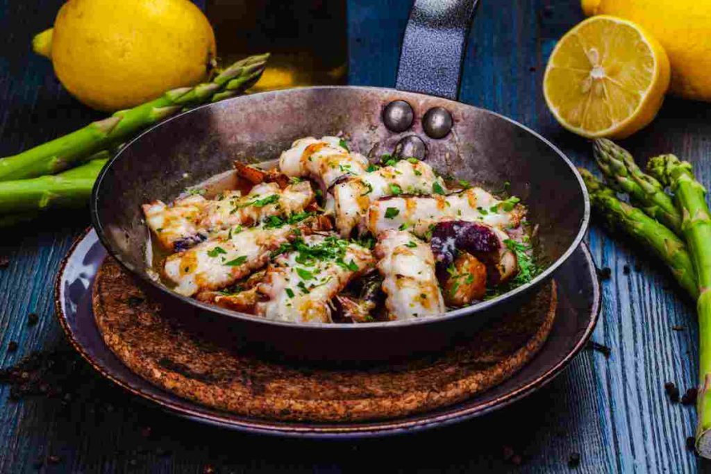 Tentacoli di polpo in padella su un letto di patate 