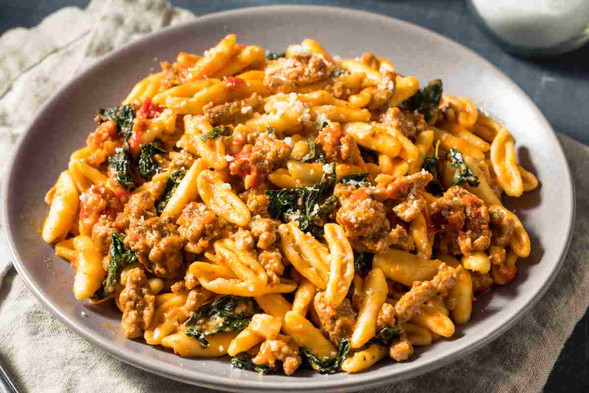 cavatelli riccamente conditi, tra i primi piatti pugliesi più amati