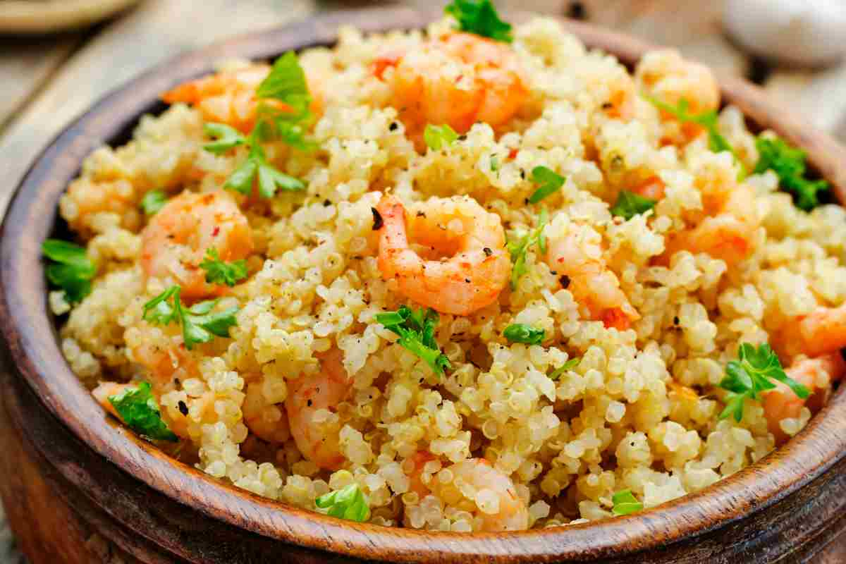 Quinoa con gamberi in una ciotola di coccio