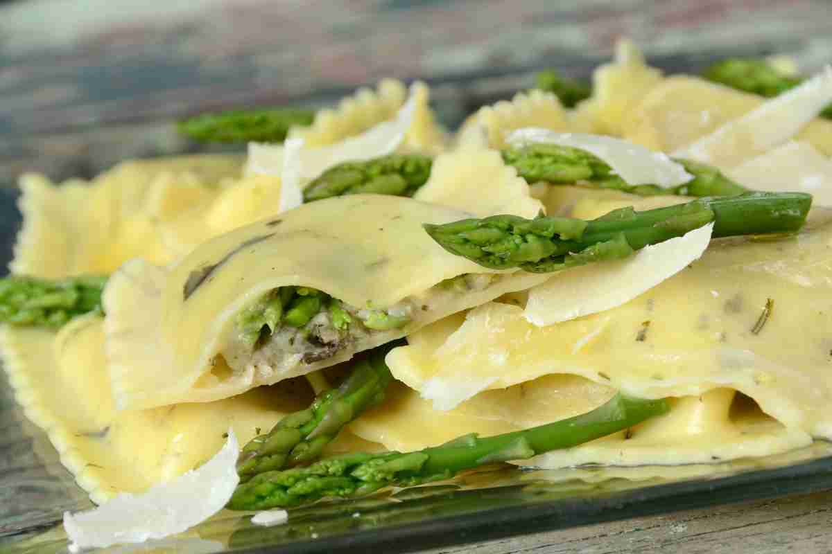 Ravioli agli asparagi con scaglie di formaggio