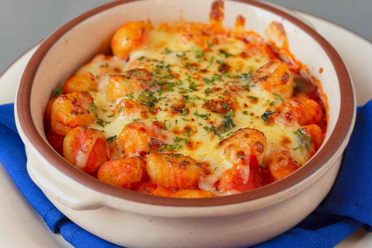 Sughi e condimenti per gnocchi, una terrina con gnocchi al pomodoro e mozzarella