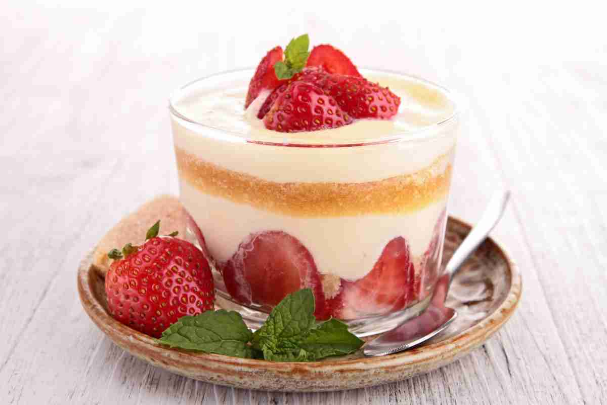 Coppetta di vetro con tiramisù alla panna vegetale e fragole