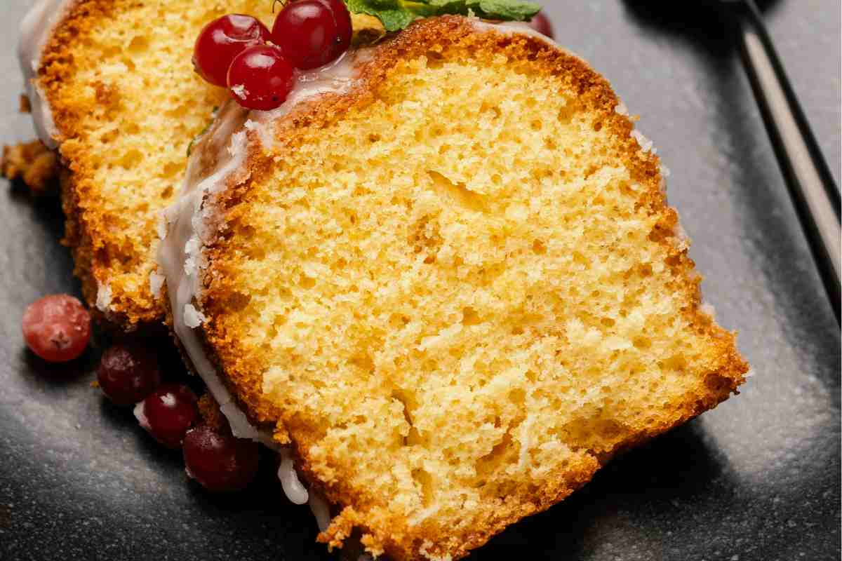 Torta all'acqua a fette in un piatto nero