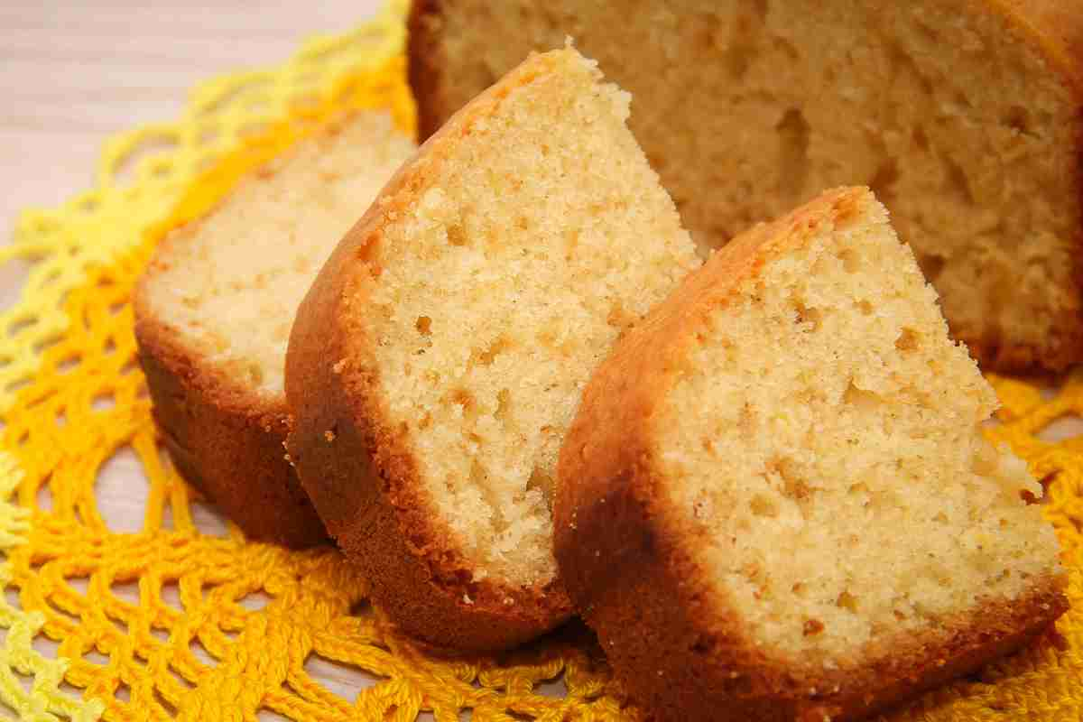 fette di torta all'acqua su un centrino di colore giallo