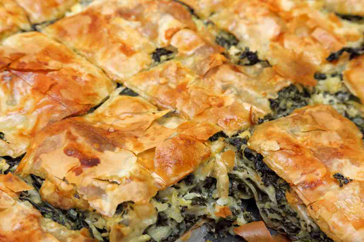 Torta di spinaci con pasta fillo tagliata a fette vista da vicino