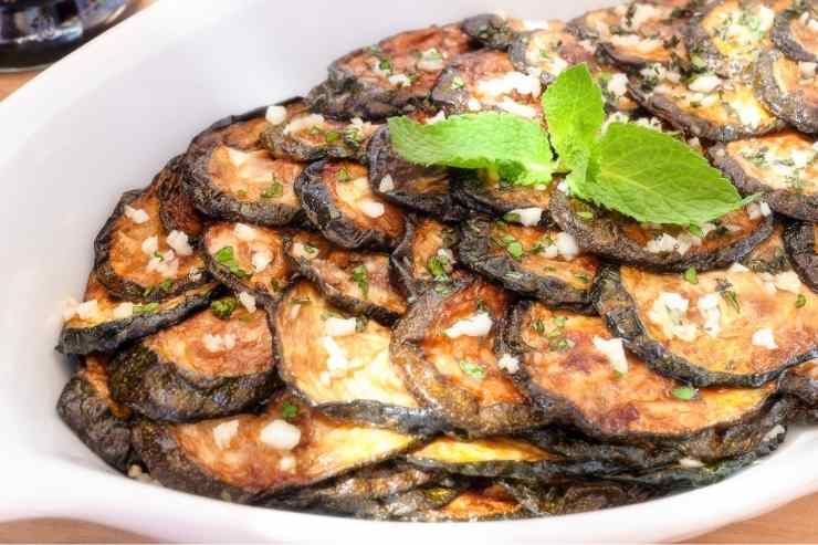 vassoio con zucchine a scapece condite con aglio, menta e aceto