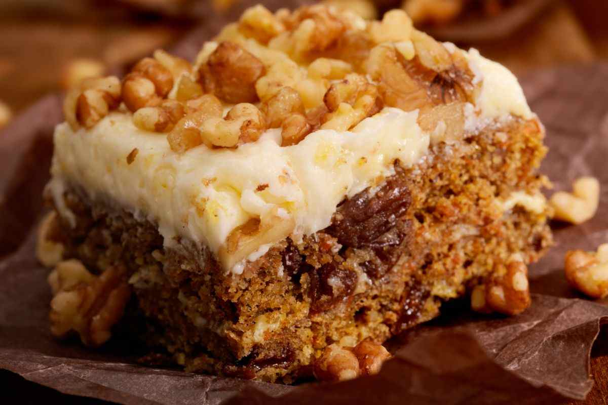 Brownie di carote e noci, la ricetta sana e leggera per una colazione sfiziosa