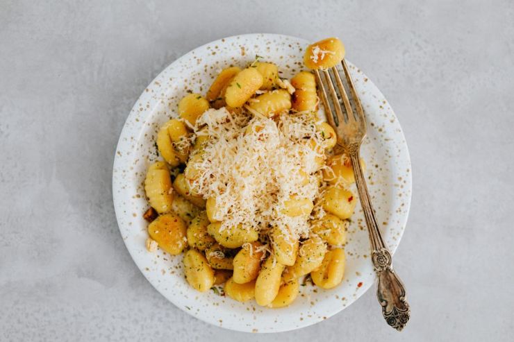 piatto di gnocchi con parmigiano grattugiato 