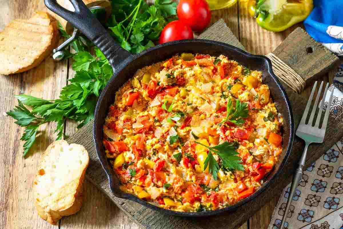 Economico e sfizioso, preparare il menemen è semplicissimo