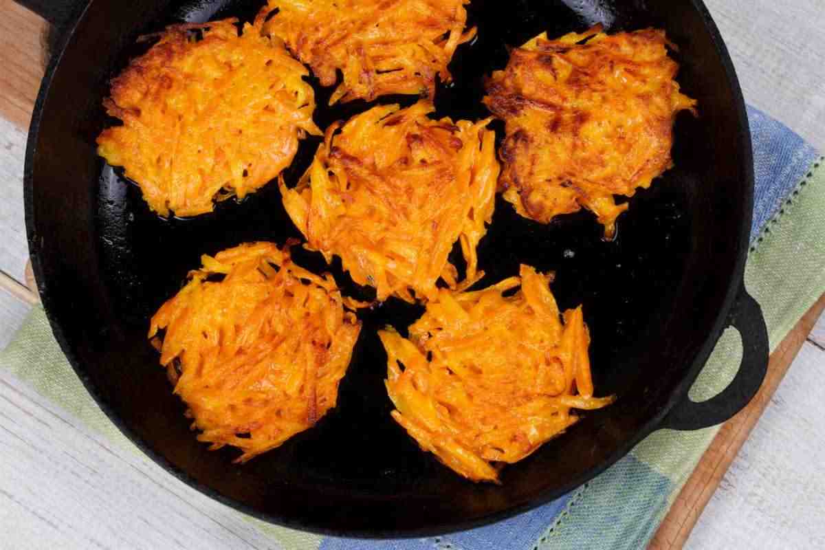 piatto nero con sopra pancake alle carote